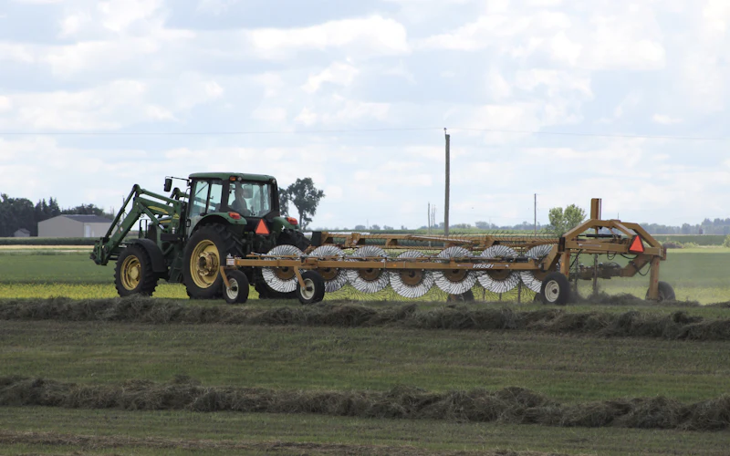 Grüner Traktor auf dem Feld