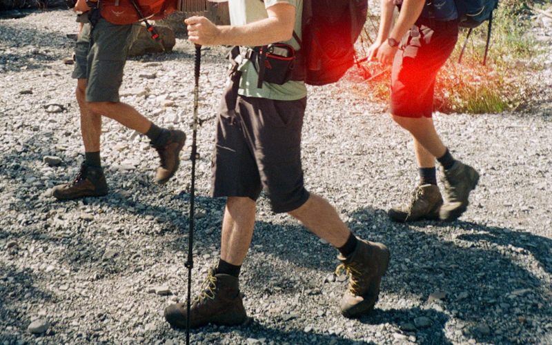 Un gruppo di escursionisti in montagna