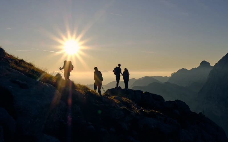Sagome su una montagna al tramonto