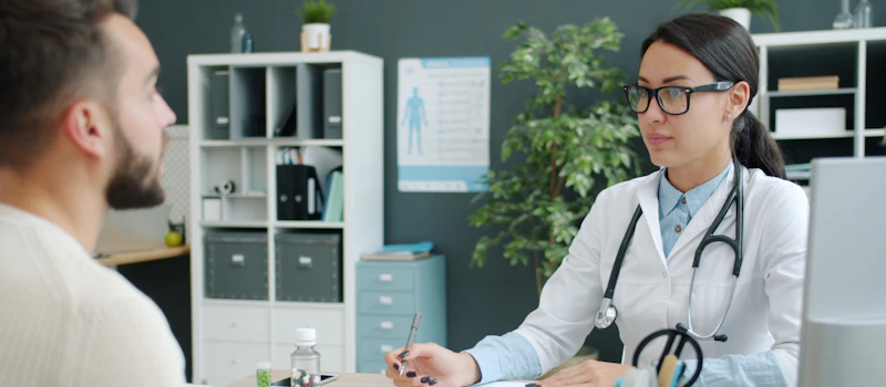 Hastayla konuşan doktor