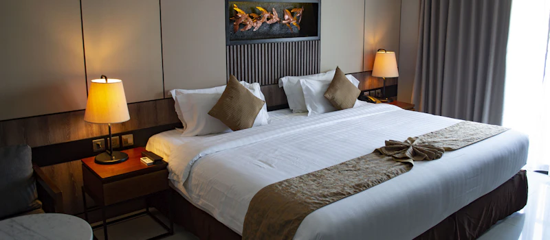 Camera d’hotel con letto comodo e luce calda
