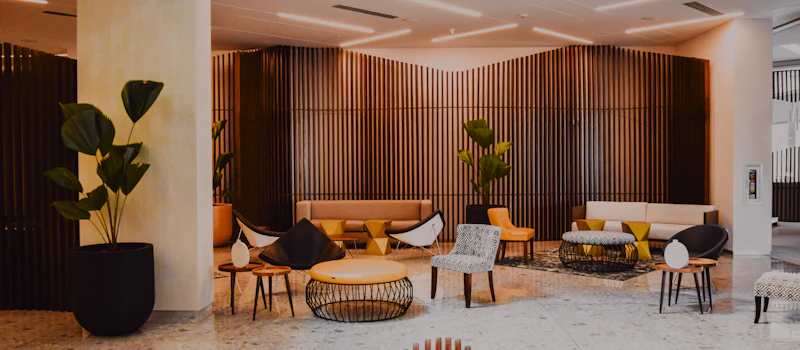 Lobby d’hotel moderna con arredi di design