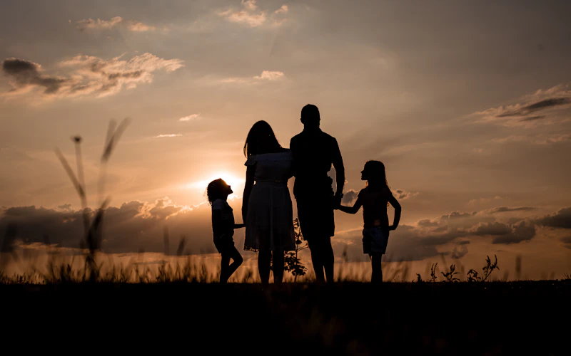 Familie bei Sonnenuntergang